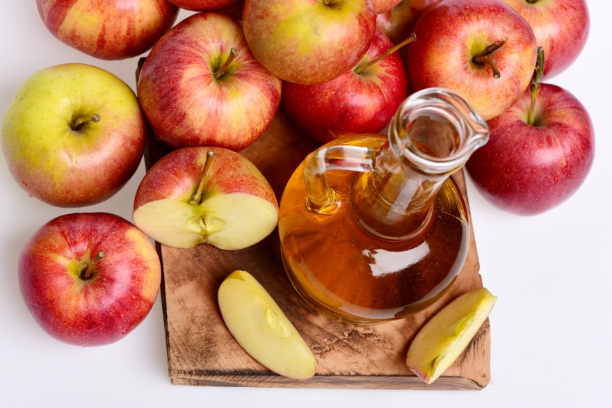 Apple cider vinegar calories in a jug surrounded by apples