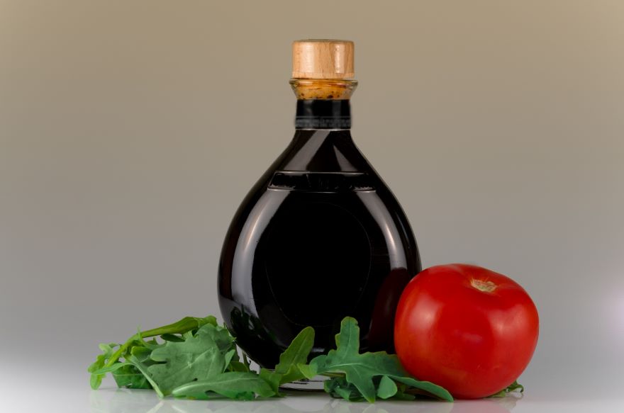 Is balsamic vinegar gluten free, in bottle next to tomato and lettuce