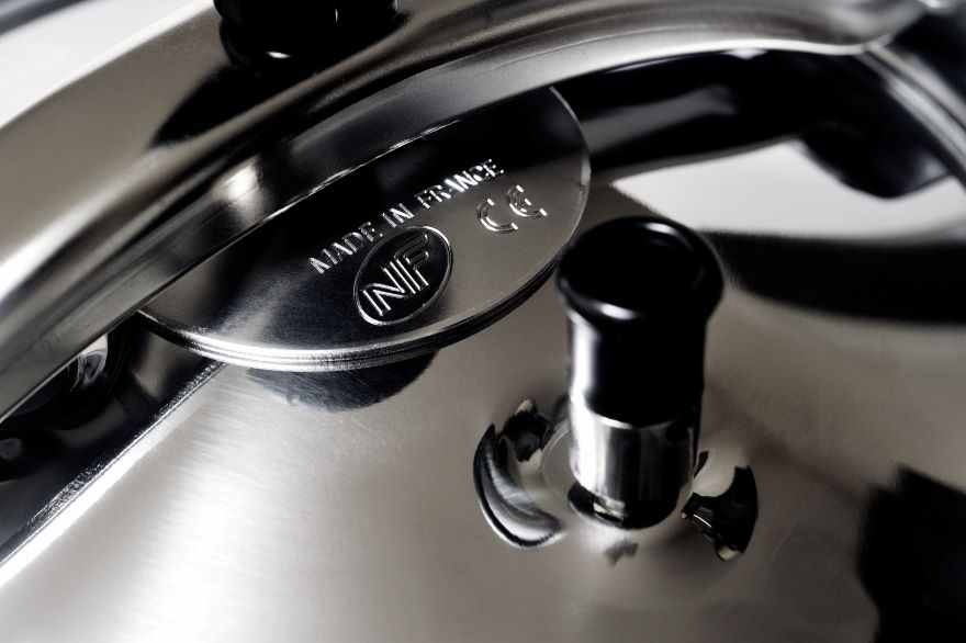 Pressure cooker with top view